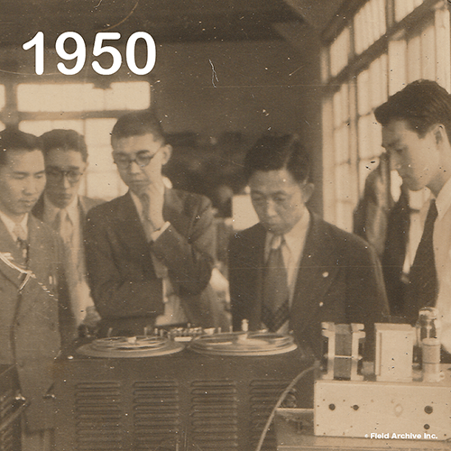 国産初のテープレコーダー『G型』を聴くソニー創業者（井深大氏（左から三人目）、盛田昭夫氏（左から二人目））と木原信敏氏（写真右端）

