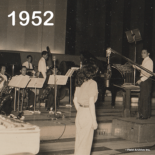 NHKが1952（昭和27）年に放送した世界初全国一斉の『二元立体 (ステレオ) ラジオ試験放送』の収録風景
