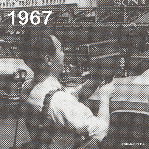 1967 (昭和41)年7月13日、アメリカ・ニューヨーク5番街のソニー事務所付近で起こった火事の様子を撮影する木原信敏氏
