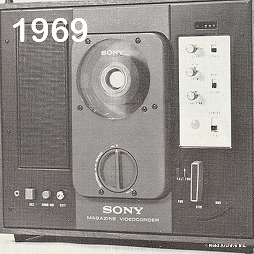 1969 (昭和44) 年10月、 世界初となるVTRのカセット化に成功したマガジン式家庭用VTR『マガジンカラービデオコーダー』
