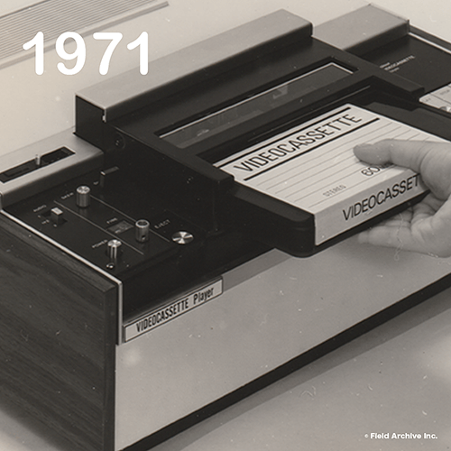 1971 (昭和46) 年9月、3/4㌅幅のテープを使用しカラーで最大90分の再生に対応した、世界初のU-matic方式カラービデオカセットプレーヤー (再生専用) 『VP-1100』
